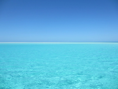 Foto di cielo e mare limpidi e trasparenti.