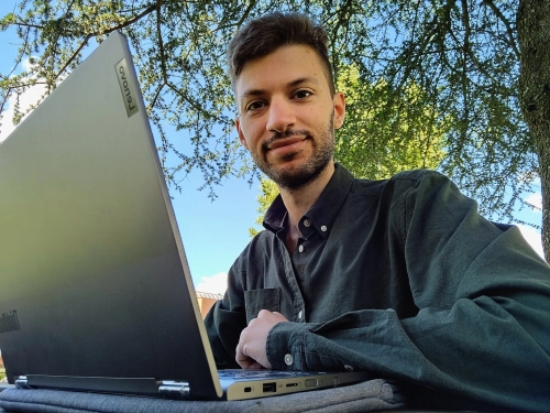 Foto di me stesso mentre lavoro al pc in giardino.