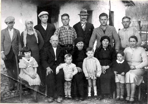 Foto in bianco e nero di una famiglia contadina di inizio '900.