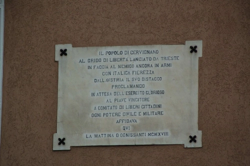 Targa commemorativa che celebra il passaggio di Cervignano del Friulia dall'Austria all'Italia.