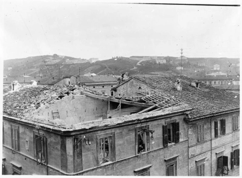 Foto in bianco e nero che mostra una casa danneggiata dal bombardamento della flotta austriaca.