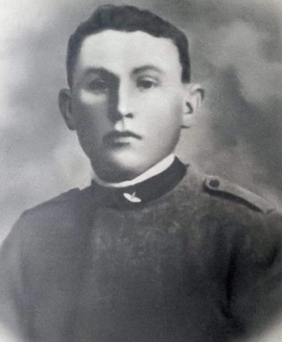 Foto in bianco e nero di Riccardo Giusto in divisa.