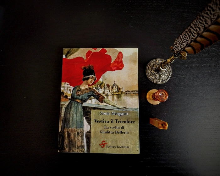 vestiva-il-tricolore-copertina Foto del libro "Vestiva il tricolore" di Sonia Morganti, su scrivania nera con accanto una penna, un timbro e un pezzo di ceralacca